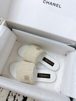 Chanel原單25A夏季珍珠拖鞋雙C扣義大利真皮百搭優雅2025新品