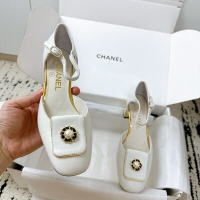 Chanel一比一25A夏季包頭中空拖涼鞋山茶花鑽扣百搭優雅2025新品