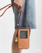 LV 路易威登 A貨 M14063 MUSIC PLAYER WEARABLE WALLET 手袋 牛皮革拼Monogram帆布