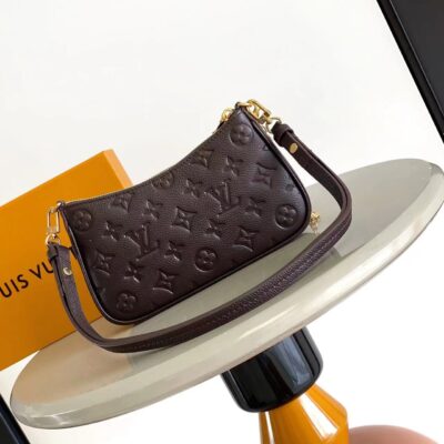 LV精品仿製Easy Pouch On Strap手袋波點設計輕巧多用2025新款M80349