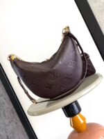 LV高仿Loop Hobo手袋半月造型柔軟牛皮潮流百搭2025新品