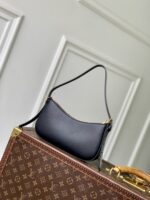 LV精品仿製Pochette LV Bloom黑色小牛皮時尚經典百搭M25525