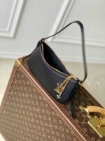 LV精品仿製Pochette LV Bloom黑色小牛皮時尚經典百搭M25525