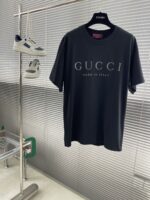 GUCCI 精品仿製25SS新款黑色圓領T恤 胸口印花字母 義式簡約休閒