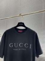 GUCCI 精品仿製25SS新款黑色圓領T恤 胸口印花字母 義式簡約休閒