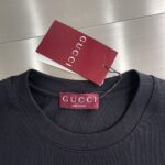 GUCCI 精品仿製25SS新款黑色圓領T恤 胸口印花字母 義式簡約休閒