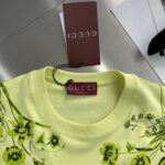 Gucci一比一淡黄色25SS早秋棉质印花网眼短袖落肩T恤 时尚透气
