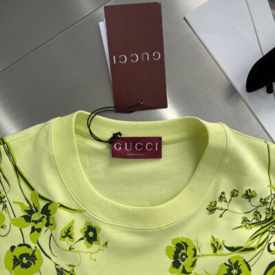 Gucci一比一淡黄色25SS早秋棉质印花网眼短袖落肩T恤 时尚透气