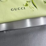 Gucci一比一淡黄色25SS早秋棉质印花网眼短袖落肩T恤 时尚透气