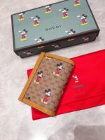 Gucci x Disney 602538 米奇聯名護照夾 原工廠豬紋牛皮 滾邊設計