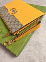 Gucci 精品仿製 男士手包 GG Supreme帆布 鏤空互扣式雙G細節 723320