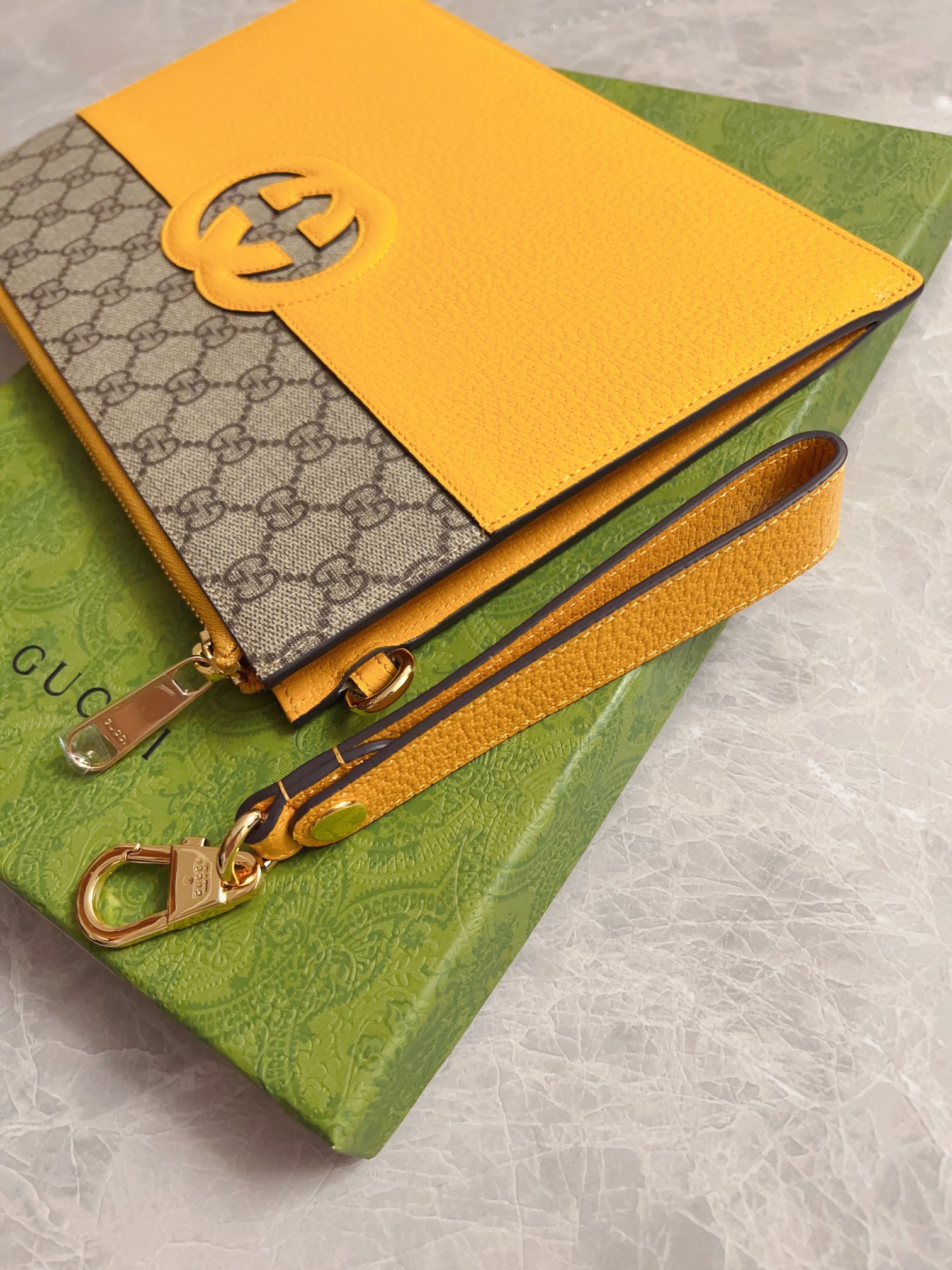 Gucci 精品仿製 男士手包 GG Supreme帆布 鏤空互扣式雙G細節 723320