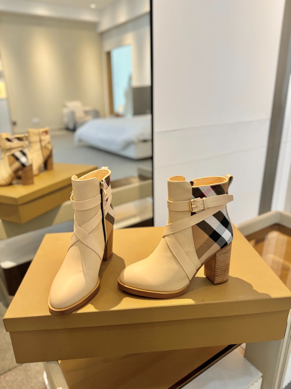 Burberryy博柏利一比一仿版格紋靴經典高跟優雅款