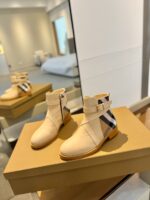Burberry博柏利高仿格紋靴2023經典知性復古英倫風