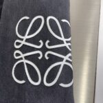 Loewe 一比一 Anagram 牛仔外套 黑底雙芯紗精工製作 休閒時尚必收單品