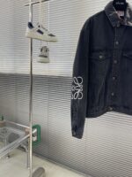 Loewe 一比一 Anagram 牛仔外套 黑底雙芯紗精工製作 休閒時尚必收單品