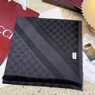 Gucci精品仿製尾單方巾 140×140cm 羊絨80%+桑蠶絲20% 柔軟順滑