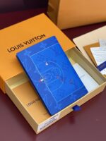 LV精品仿製M14876護照套 滑雪粉 運動員插畫款
