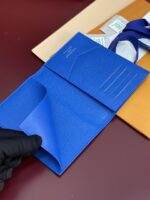 LV精品仿製M14876護照套 滑雪粉 運動員插畫款