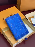 LV精品仿製M14876護照套 滑雪粉 運動員插畫款