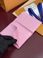 路易威登精品仿製M14876護照套 滑雪粉 運動員插畫