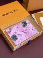 路易威登精品仿製M14876護照套 滑雪粉 運動員插畫