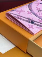 路易威登精品仿製M14876護照套 滑雪粉 運動員插畫