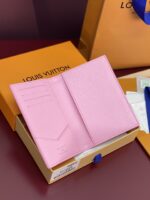 路易威登精品仿製M14876護照套 滑雪粉 運動員插畫