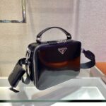 Prada精品仿製2VH069亮面相機包Brique手袋復古簡約設計
