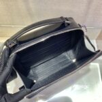 Prada精品仿製2VH069亮面相機包Brique手袋復古簡約設計