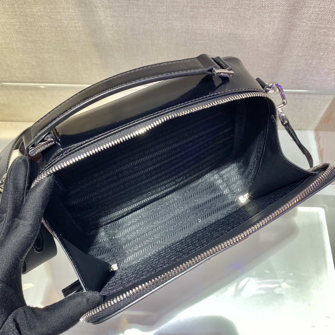 Prada精品仿製2VH069亮面相機包Brique手袋復古簡約設計