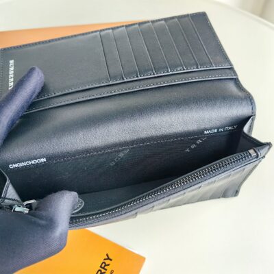 【HK高仿奢侈品】 本公司是自2017成立以來，已經營多年的專業高仿奢侈品企業。 本網站秉承誠信經營理念，出售的商品皆整理、質檢至最新、最好的狀況， 並享有完善的售後服務，讓您買得安心，用得安心。 【購買須知】 (1)本公司絕承諾不會以次充好，售價公道實在、童叟無欺、絕對低於市場價，歡迎多方詢問。 (2)網站上商品多平台同步販售，下單前請添加line 或郵箱諮詢客服。 (3)由於網站商品太多，尺寸數據不能逐個測量，請用line或郵箱聯絡客服確認。 (4)發貨前客服會通過郵件或者line發送的商品視頻進行確認。 Burberry A貨男士長夾格紋皮革設計多卡位英倫典雅