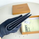 Burberry精品仿製男士短夾格紋皮革立體徽標精緻設計