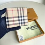 Burberry高仿男士短夾格紋皮革立體徽標新品設計