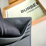 Burberry高仿男士短夾格紋皮革立體徽標新品設計