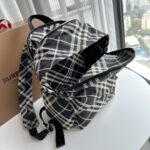 Burberry高仿格紋防水雙肩包馬術騎士徽標經典實用新品