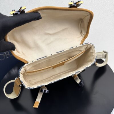 DIOR精品仿製Hit The Road翻蓋信使包藍色Oblique刺繡牛仔實用百搭