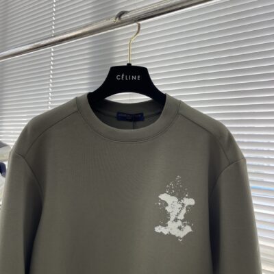 LV高仿軍綠色圓領衛衣 秋冬新款男士純棉刺繡上衣 舒適百搭時尚潮流必備