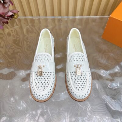 LV 高仿 白色鎖頭樂福鞋 春夏新品鏤空設計 時尚漆皮女鞋 百搭氣質款
