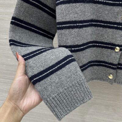 MIU MIU頂級原單羊絨外套 灰藍條紋設計新款氣質減齡少女風針織上衣