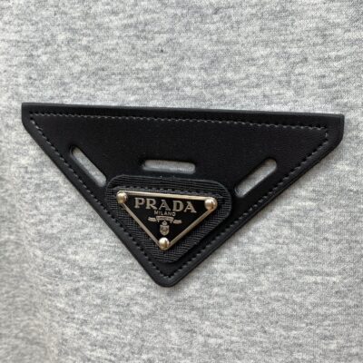 Prada 普拉達 淺灰色頂級圓領衛衣 男女同款 精品一比一復刻版 精美刺繡工藝