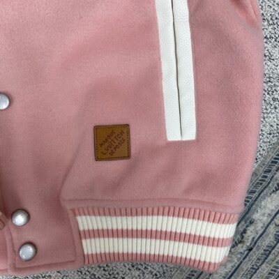 LV高仿粉色25SS棒球夾克 男女同款綿羊毛衣身粒面牛皮袖 Monogram內襯時尚外套
