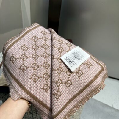 Gucci高仿羊毛真絲圍巾小字母設計秋冬新款GG經典格紋時尚圍脖