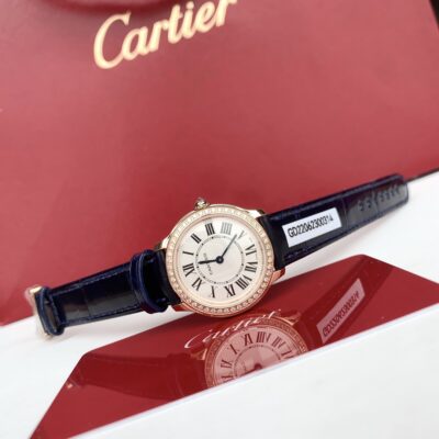 Cartier高仿Ronde Solo女錶玫瑰金鑽圈藍皮帶奢華典雅精品手錶