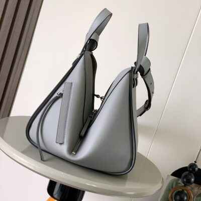Loewe精品仿製Hammock手袋小號灰荔紋新作柔軟粒面牛皮多功能設計