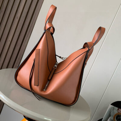 Loewe高仿Hammock手袋小號棕色平紋新作柔軟粒面牛皮多功能設計