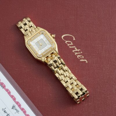 Cartier精品仿製Panthère de Cartier美洲豹白面鑲鑽女錶金色方形設計高雅登場