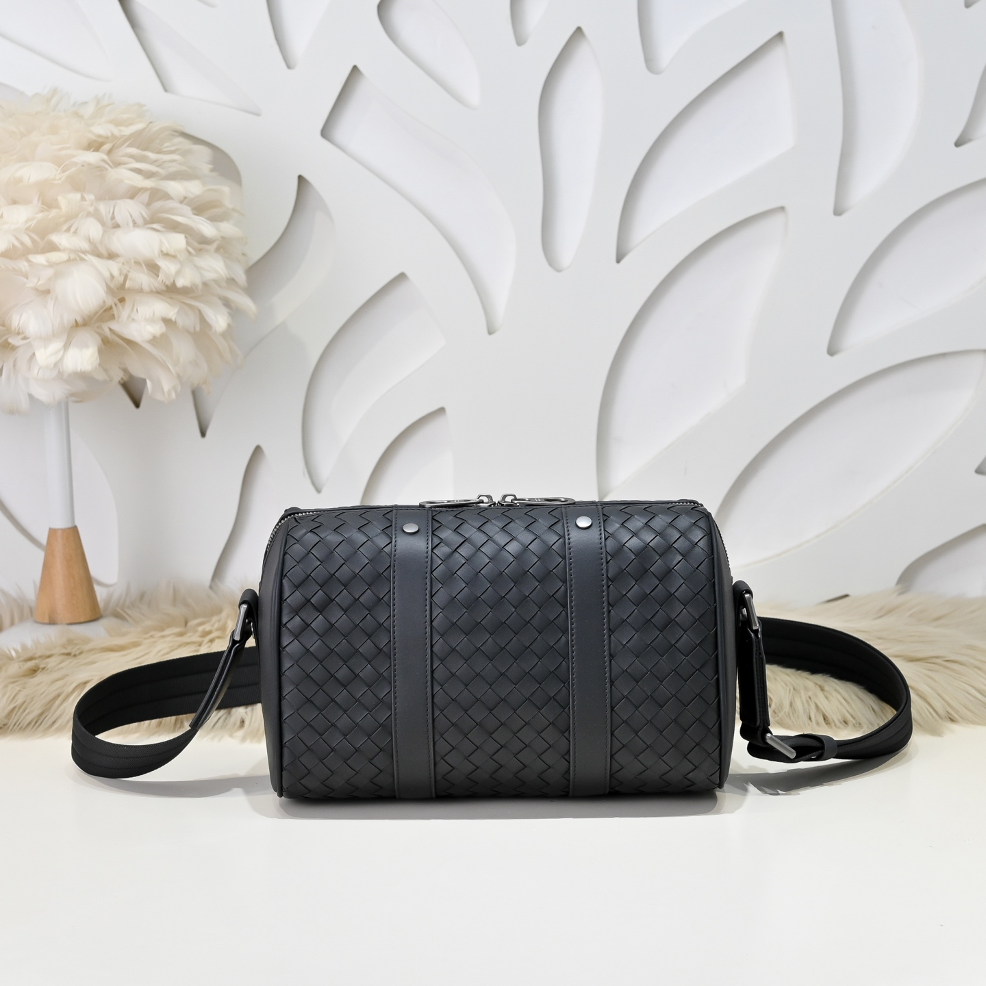 BOTTEGA VENETA A貨男士斜背包 編織橫筒款 運動機能風設計 出行通勤首選