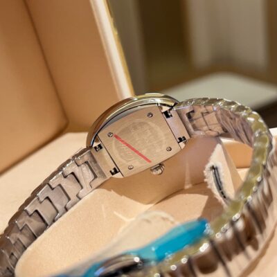 卡地亞（Cartier）精品仿製Baignoire女錶鑽圈銀色錶鏈白面氣質典雅款