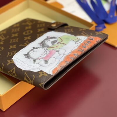 LV復刻版Monogram插畫系列筆記本套 可愛貓咪圖案設計 登場18x23x2cm